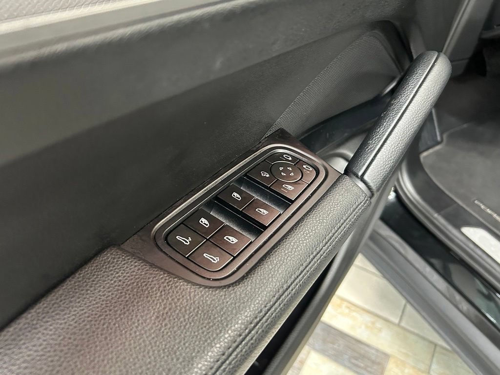 Used 2025 Porsche Cayenne AWD/4WD image 30