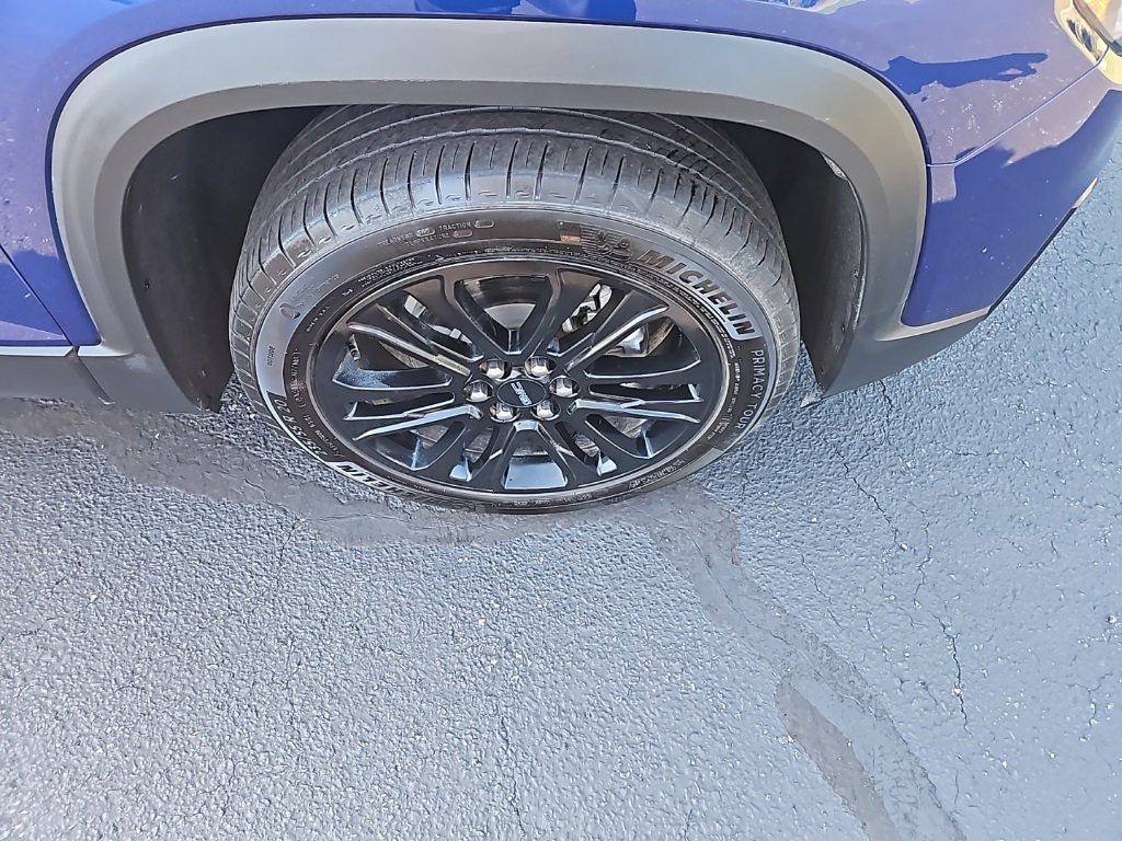 Used 2023 GMC Acadia SLT w/ Elevation Edition image 10