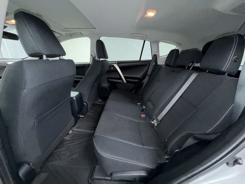 Used 2018 Toyota RAV4 XLE AWD/4WD image 18