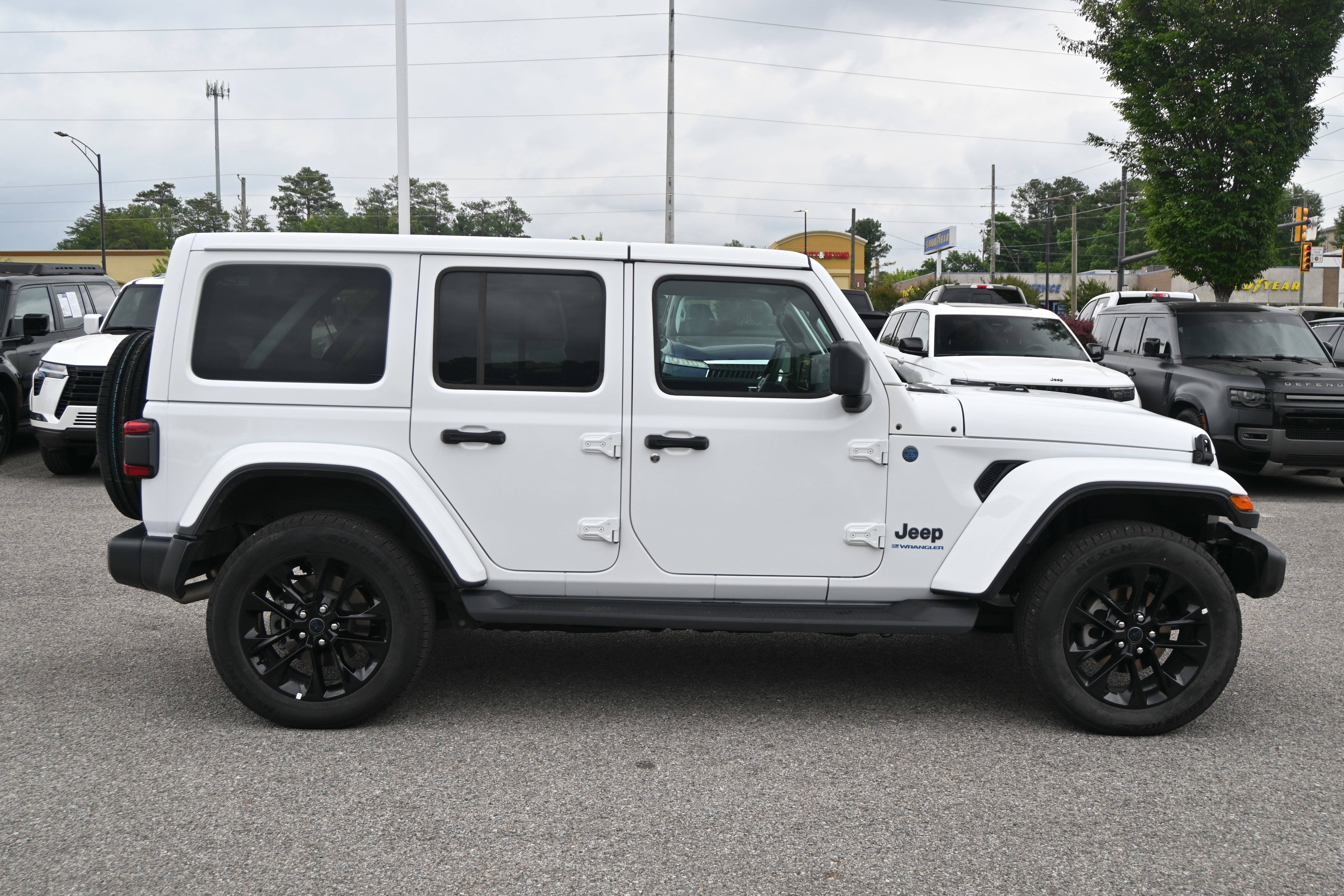 Used 2025 Jeep Wrangler Unlimited Sahara AWD/4WD image 11