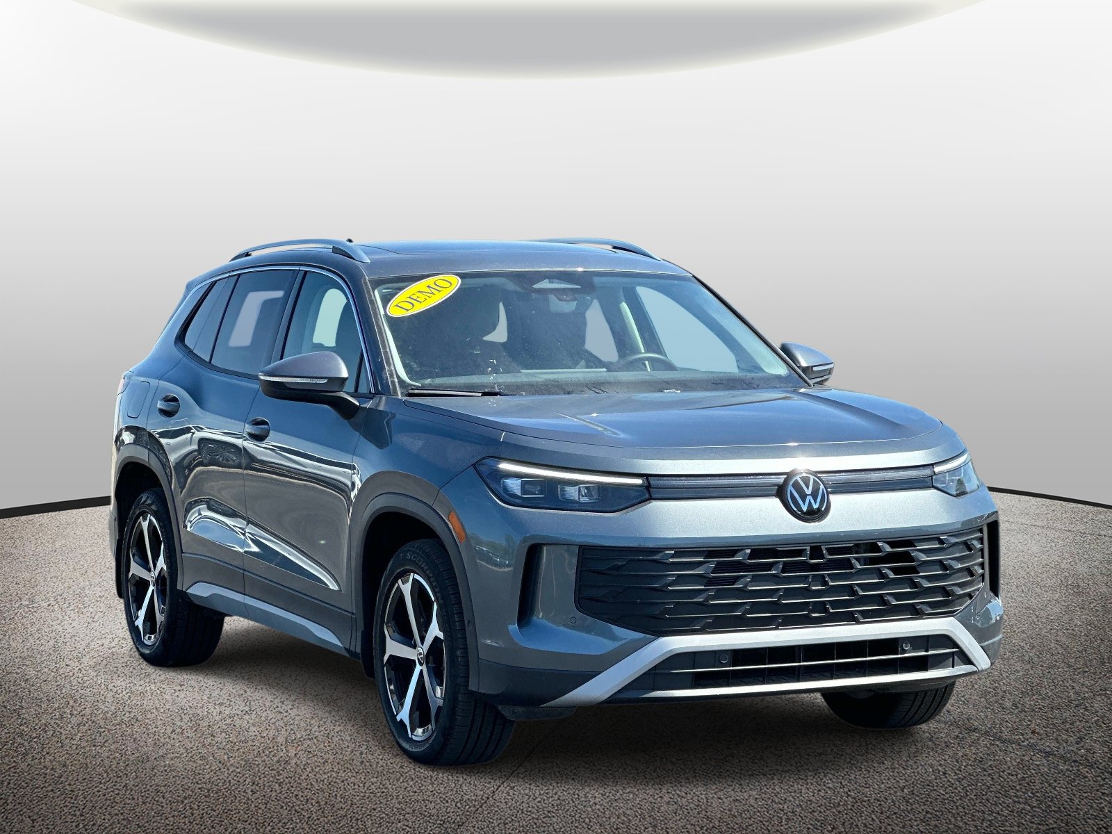 Used 2025 Volkswagen Tiguan SE w/ Panoramic Sunroof Package AWD/4WD image 6