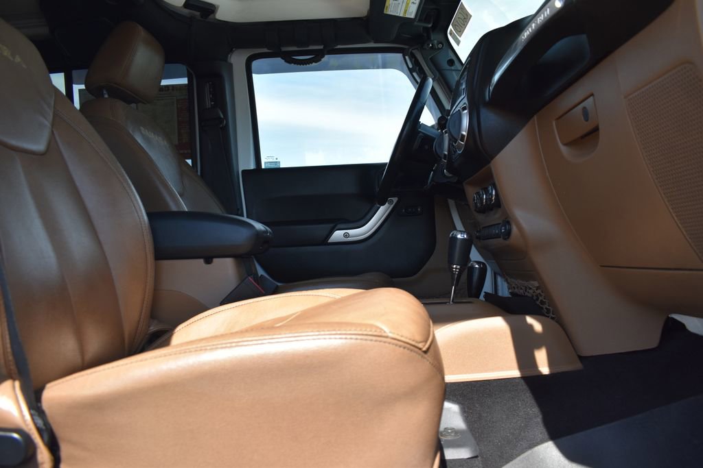 Used 2015 Jeep Wrangler Unlimited Sahara w/ Connectivity Group image 10