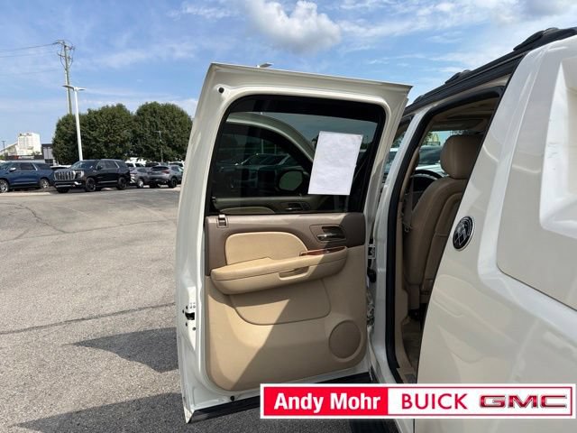 Used 2013 Chevrolet Avalanche LTZ RWD image 21