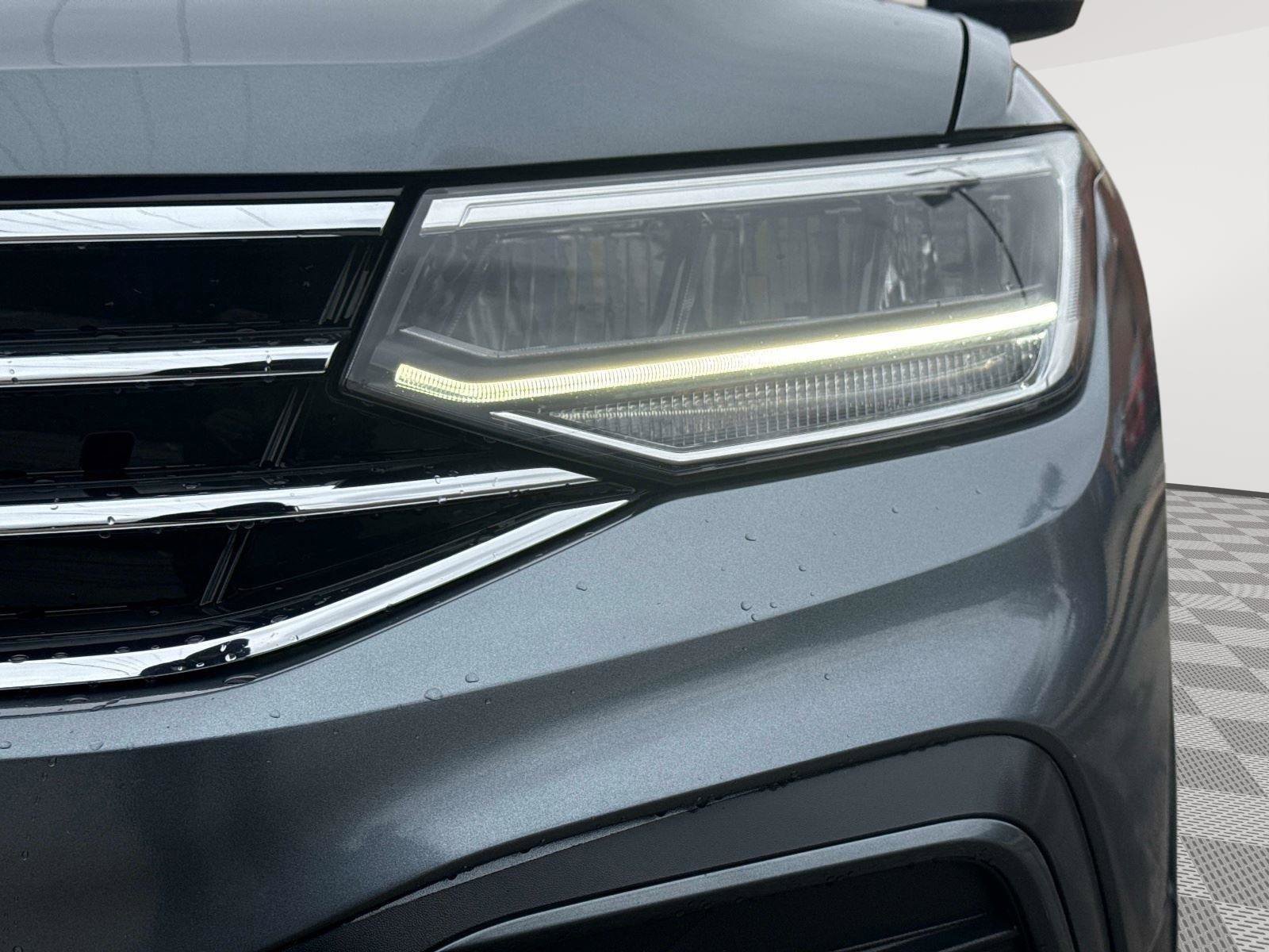 Used 2022 Volkswagen Tiguan SE w/ Panoramic Sunroof Package image 10