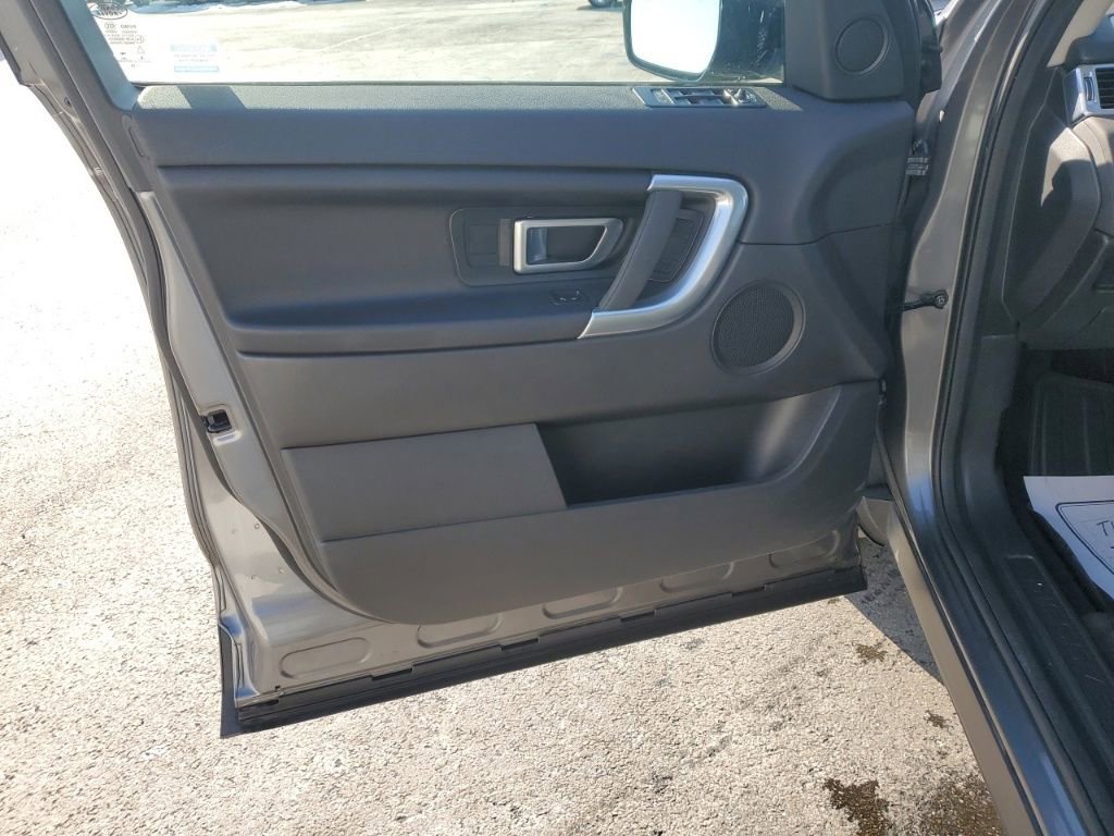 Used 2017 Land Rover Discovery Sport SE image 13