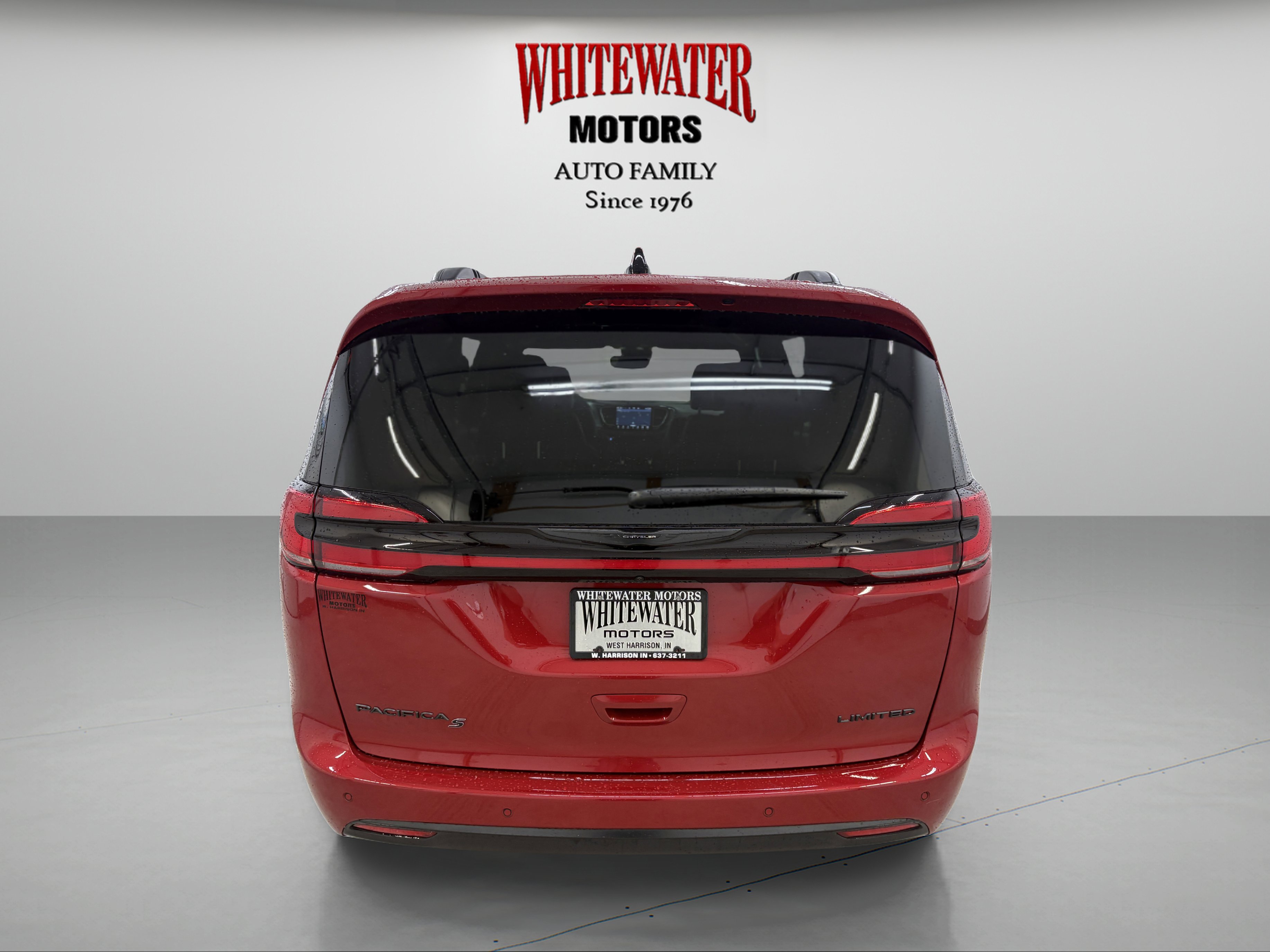 Used 2025 Chrysler Pacifica Limited image 3