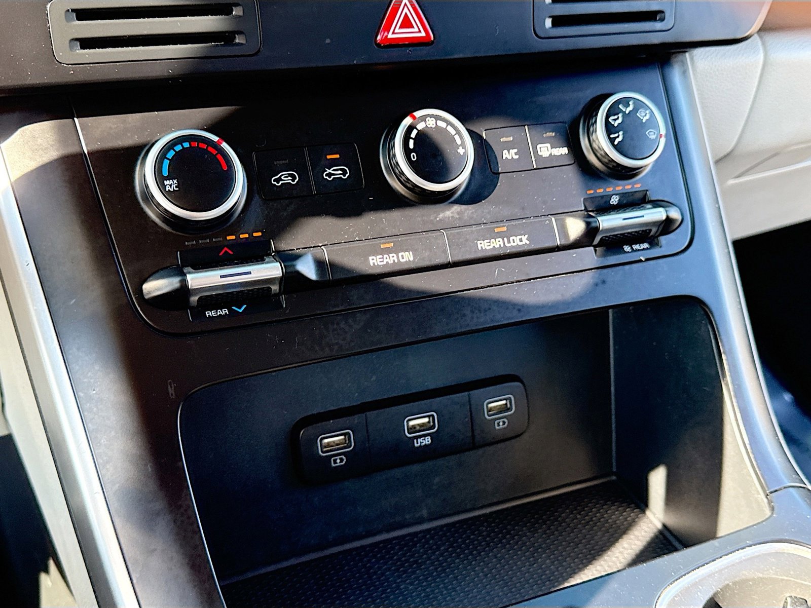 Used 2023 Kia Carnival LX image 11