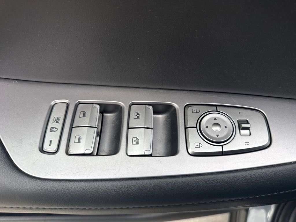 Used 2023 Hyundai Palisade Limited w/ Winter Package image 15