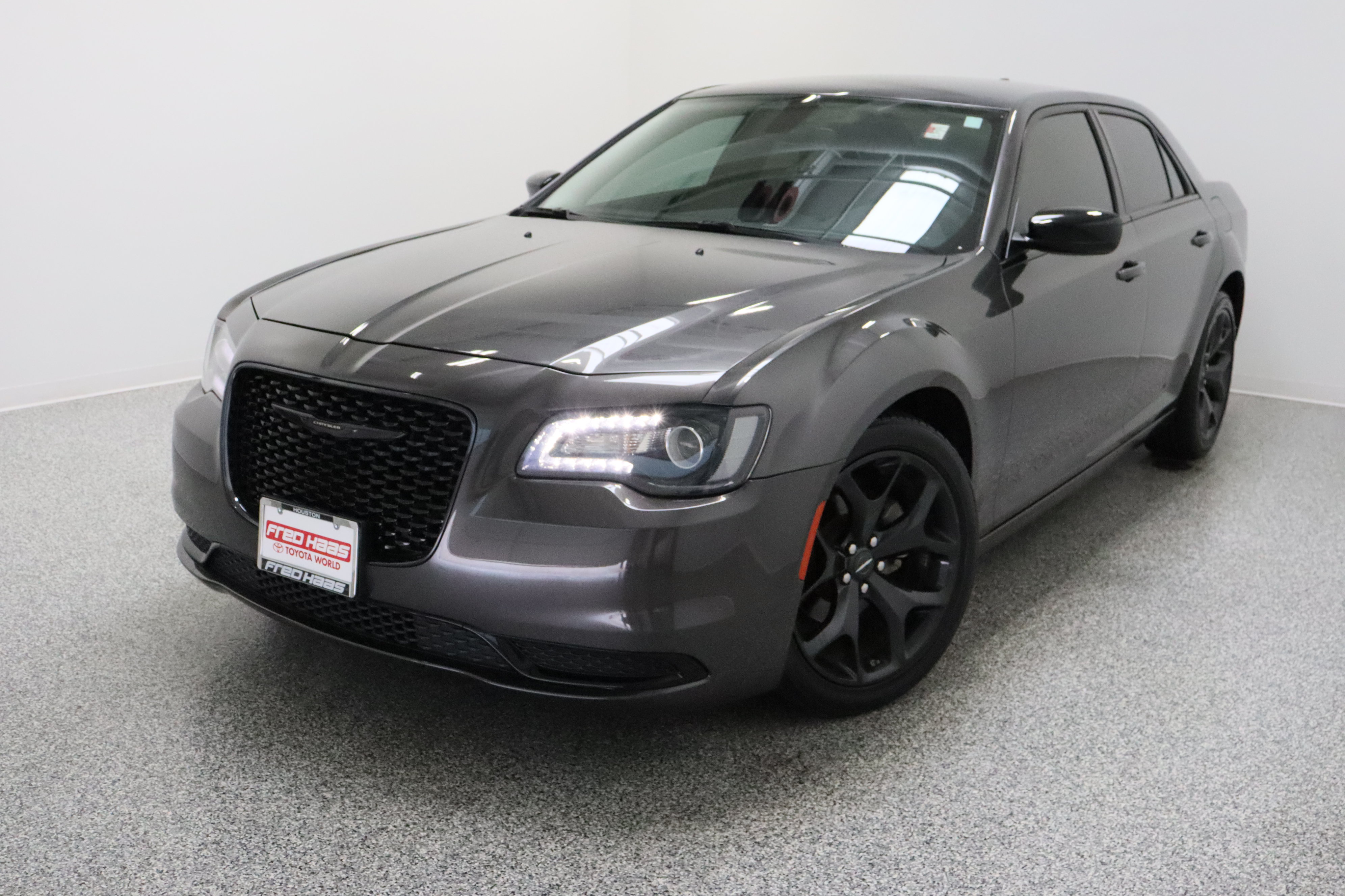 Used 2023 Chrysler 300 Touring w/ Sport Appearance Package RWD image 2