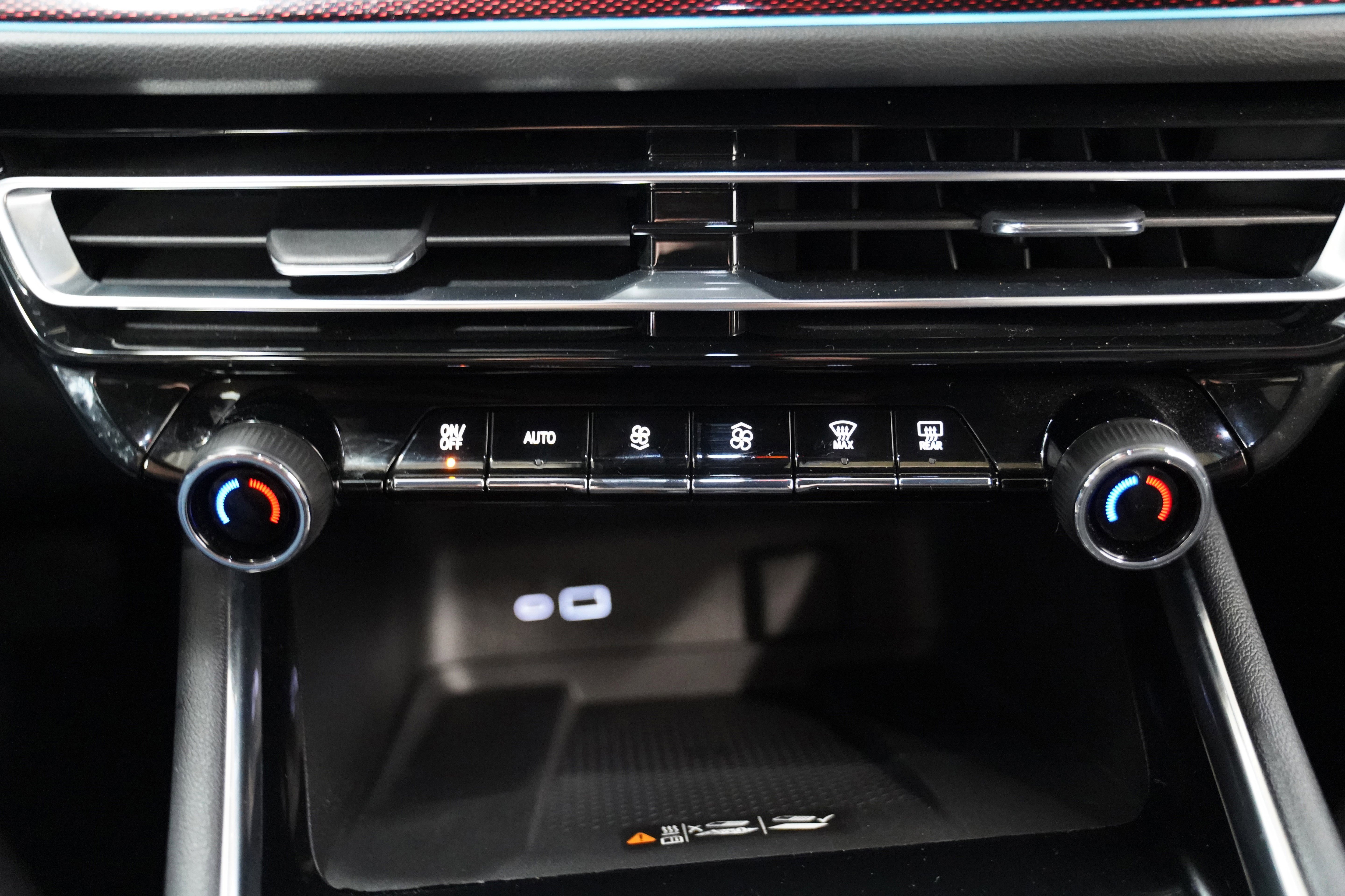 Used 2025 Chevrolet Traverse RS image 31