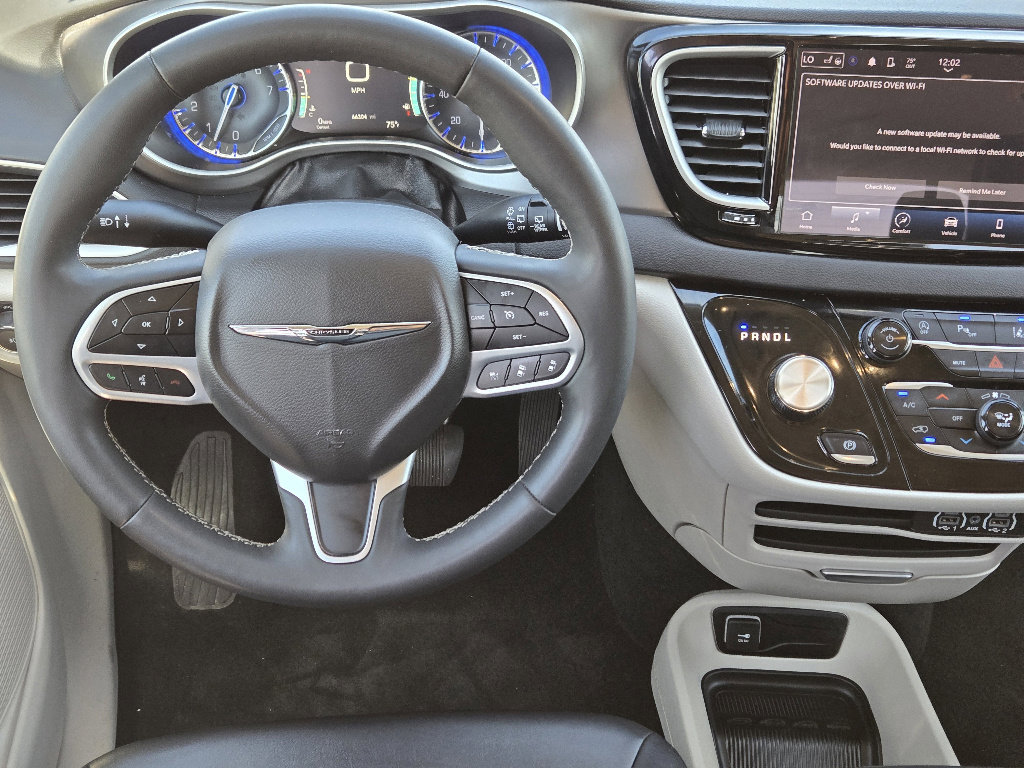 Used 2024 Chrysler Pacifica Touring-L image 10