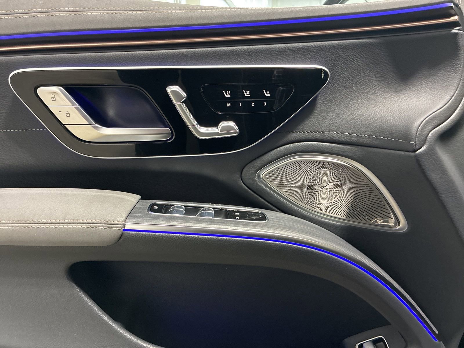 Used 2023 Mercedes-Benz EQS 580 4MATIC Sedan w/ Exclusive Trim Package image 13