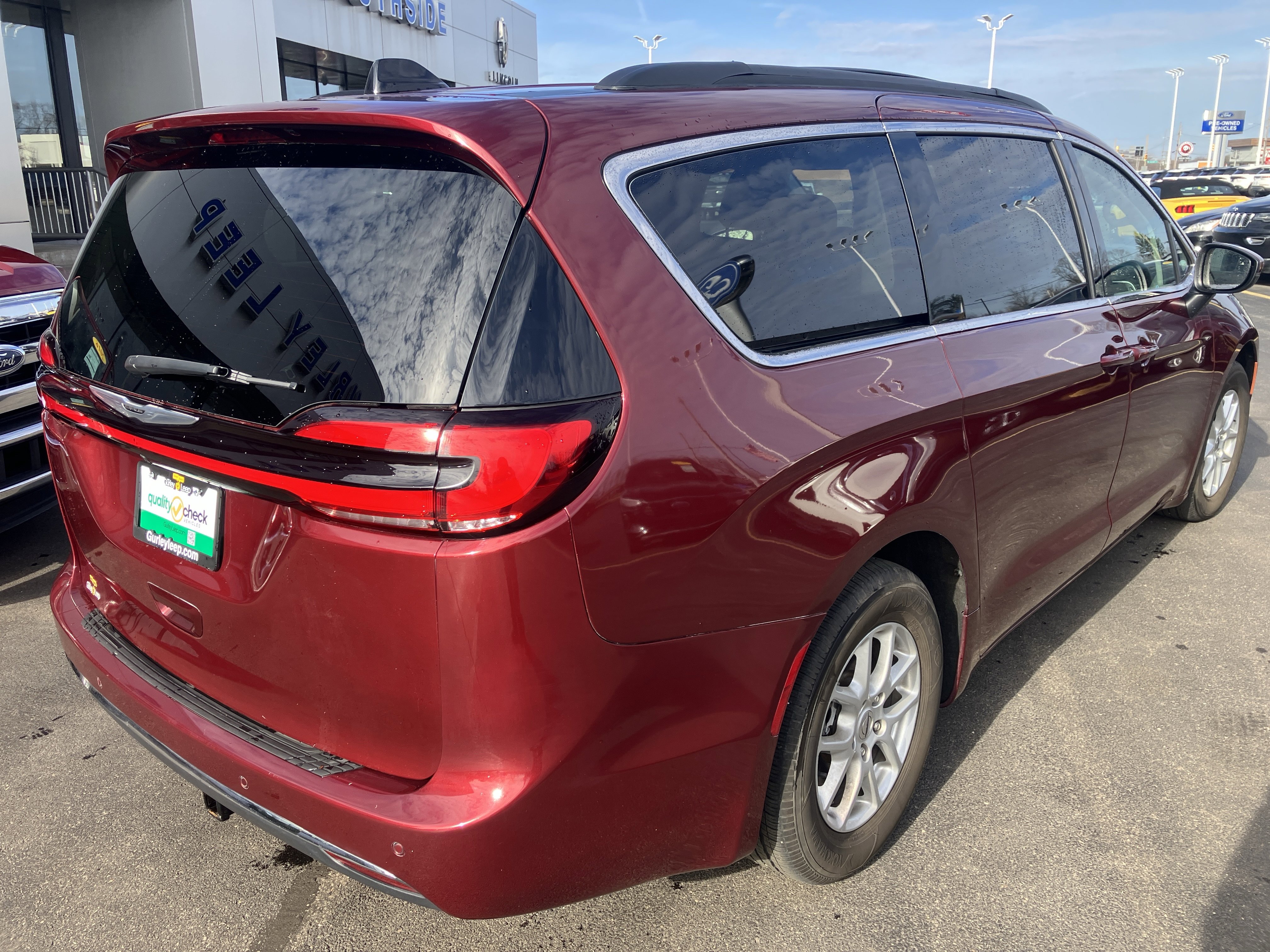 Used 2023 Chrysler Pacifica Touring-L image 7