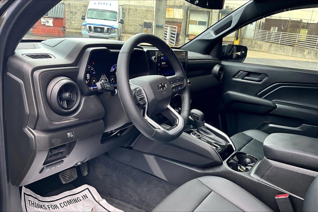 Used 2025 Chevrolet Colorado Trail Boss w/ Midnight Edition image 9
