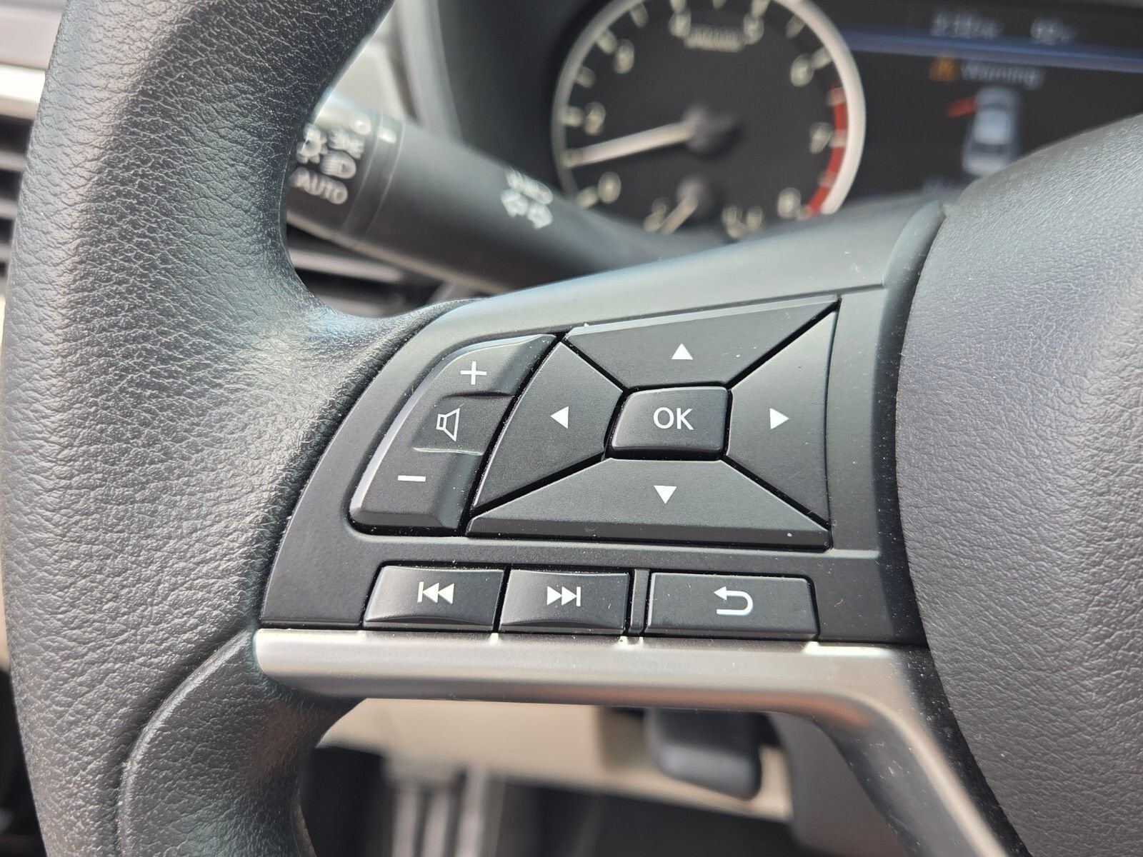 Used 2025 Nissan Altima 2.5 SV FWD image 24