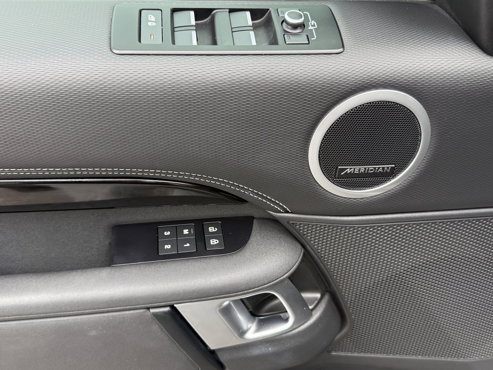 Used 2022 Land Rover Discovery S R-Dynamic AWD/4WD image 22