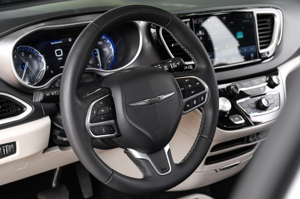 Used 2024 Chrysler Pacifica Touring-L FWD image 4