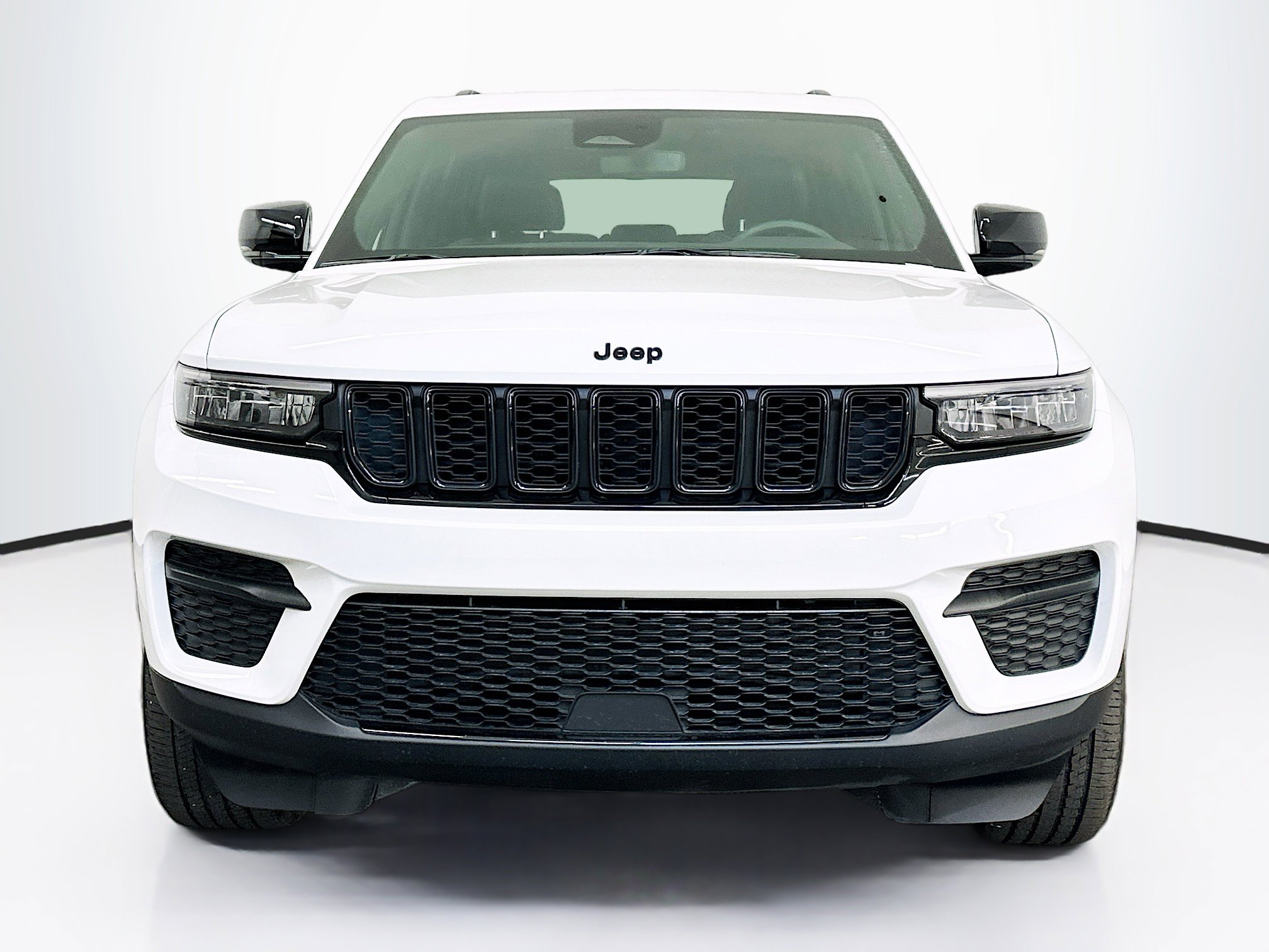 Used 2022 Jeep Grand Cherokee Altitude image 2