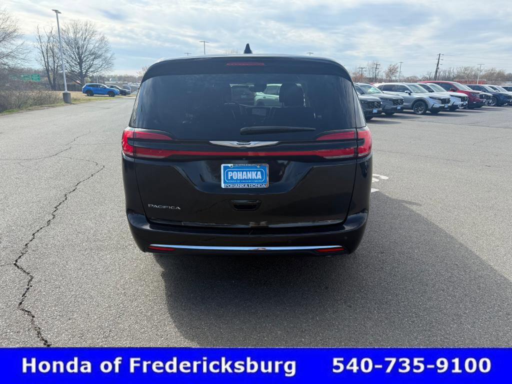 Used 2023 Chrysler Pacifica Touring-L image 5