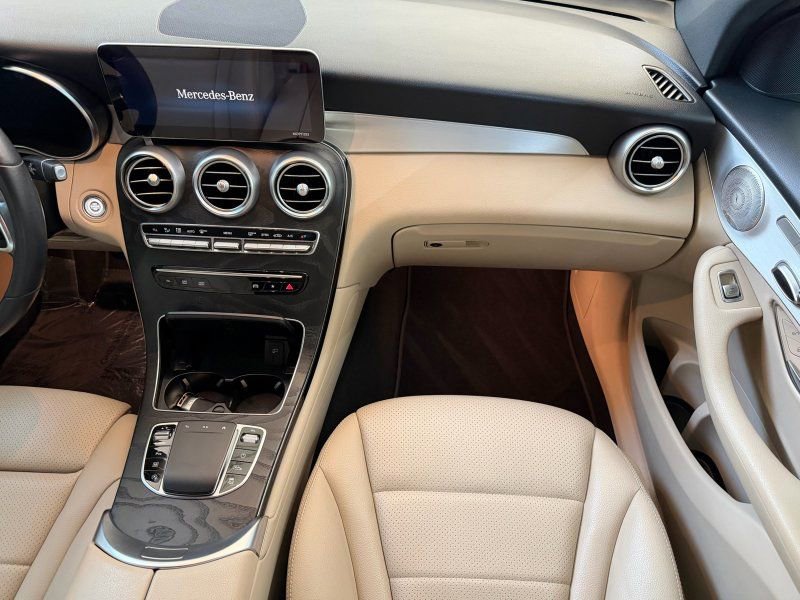Used 2021 Mercedes-Benz GLC 300 w/ Premium Package image 19