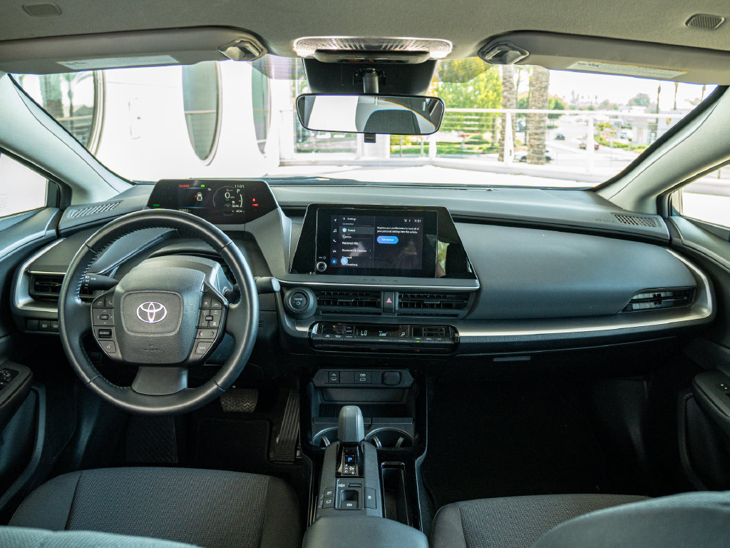 Used 2025 Toyota Prius LE AWD/4WD image 12