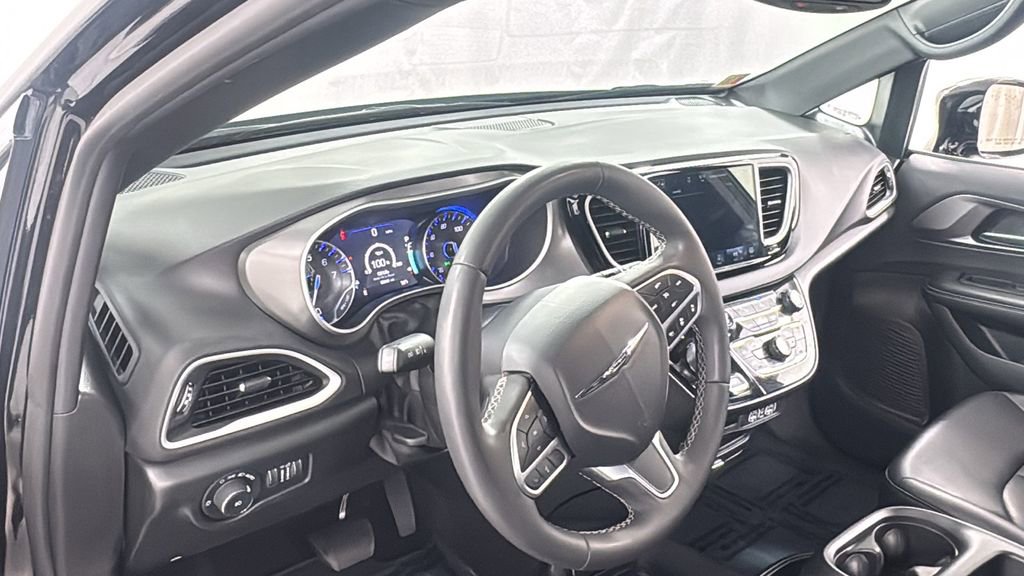Used 2025 Chrysler Pacifica Select image 38