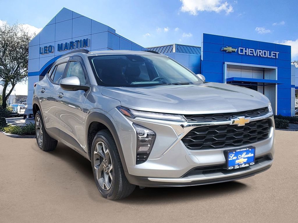 Used 2025 Chevrolet Trax LT w/ Driver Confidence Package image 2