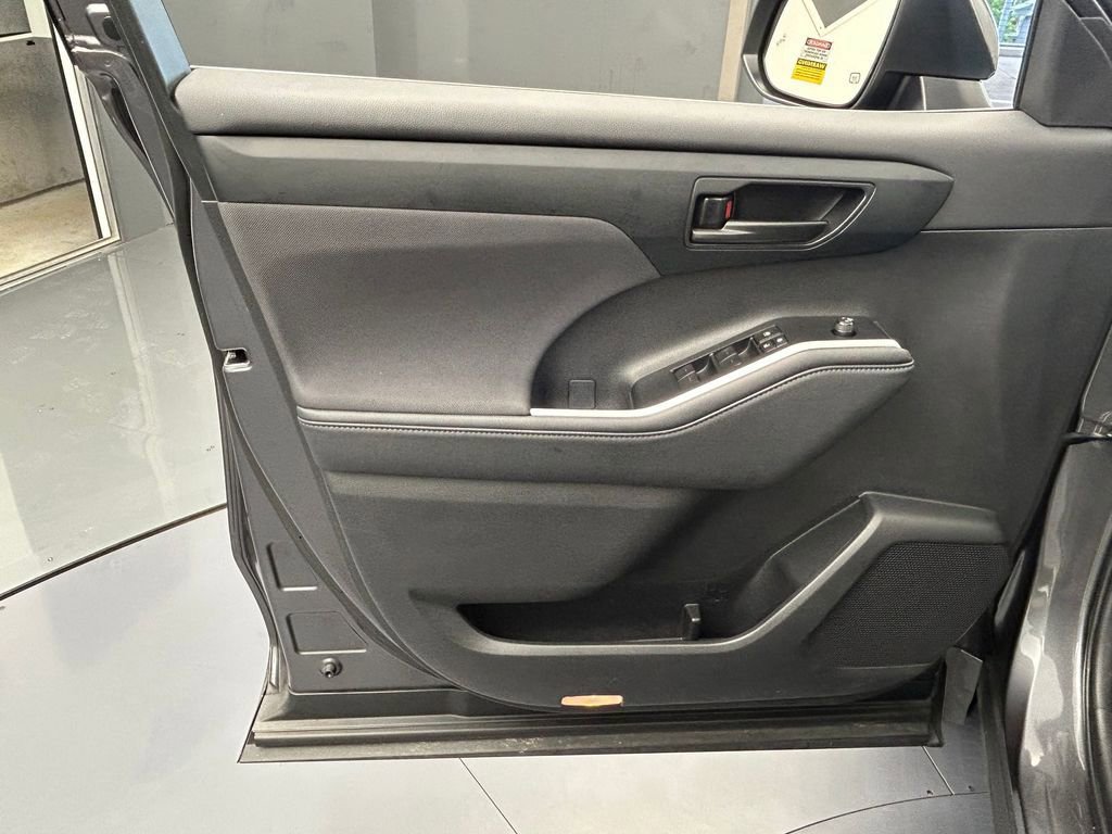 Used 2024 Toyota Highlander LE image 14