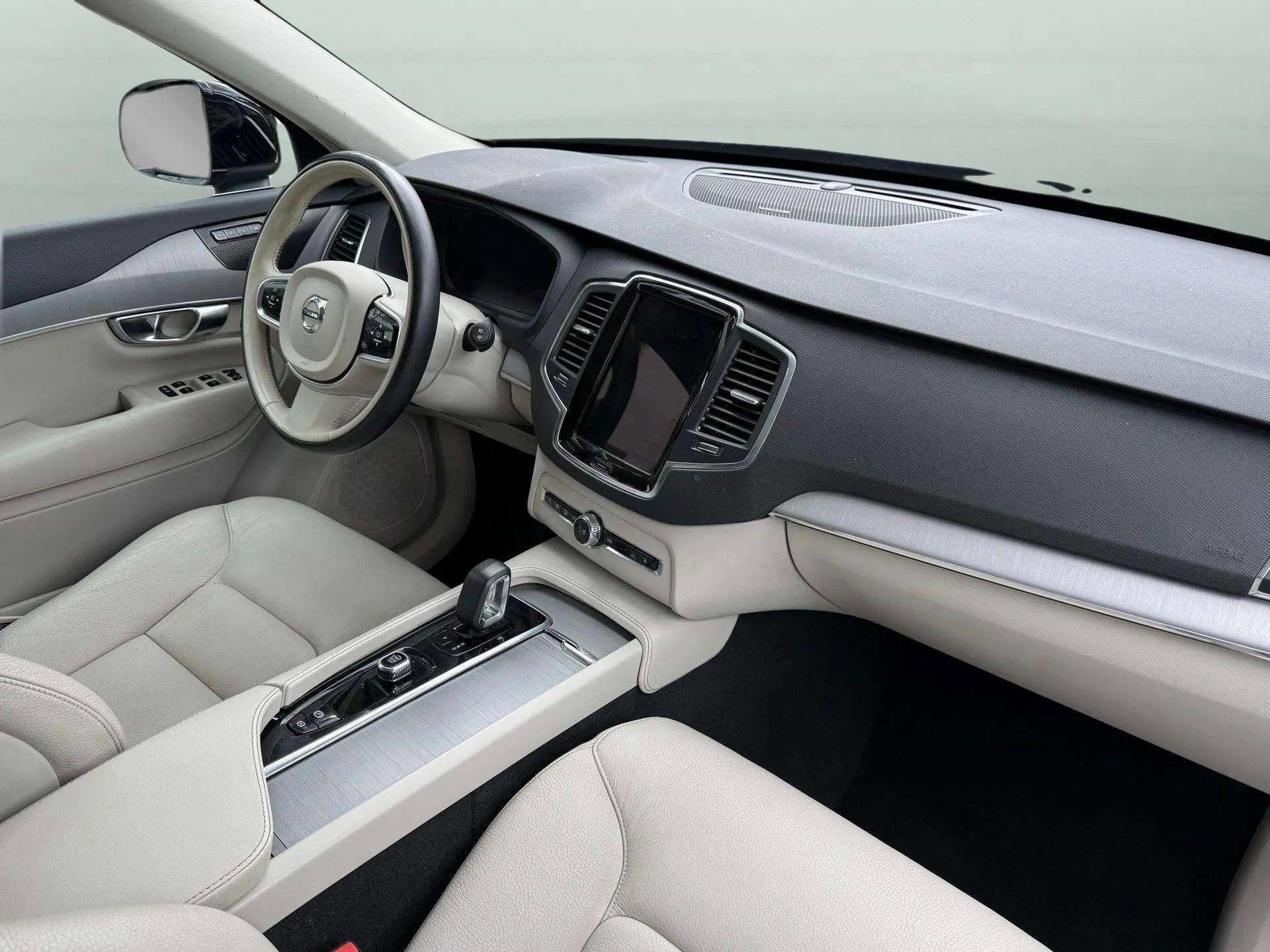Used 2023 Volvo XC90 B5 Core w/ Protection Package Premier image 2