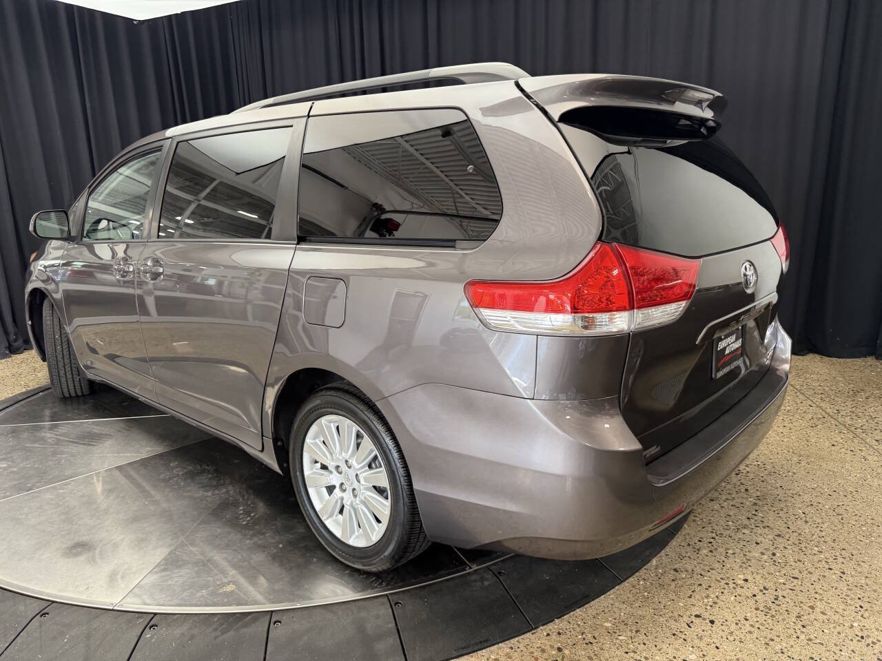 Used 2014 Toyota Sienna XLE AWD/4WD image 17