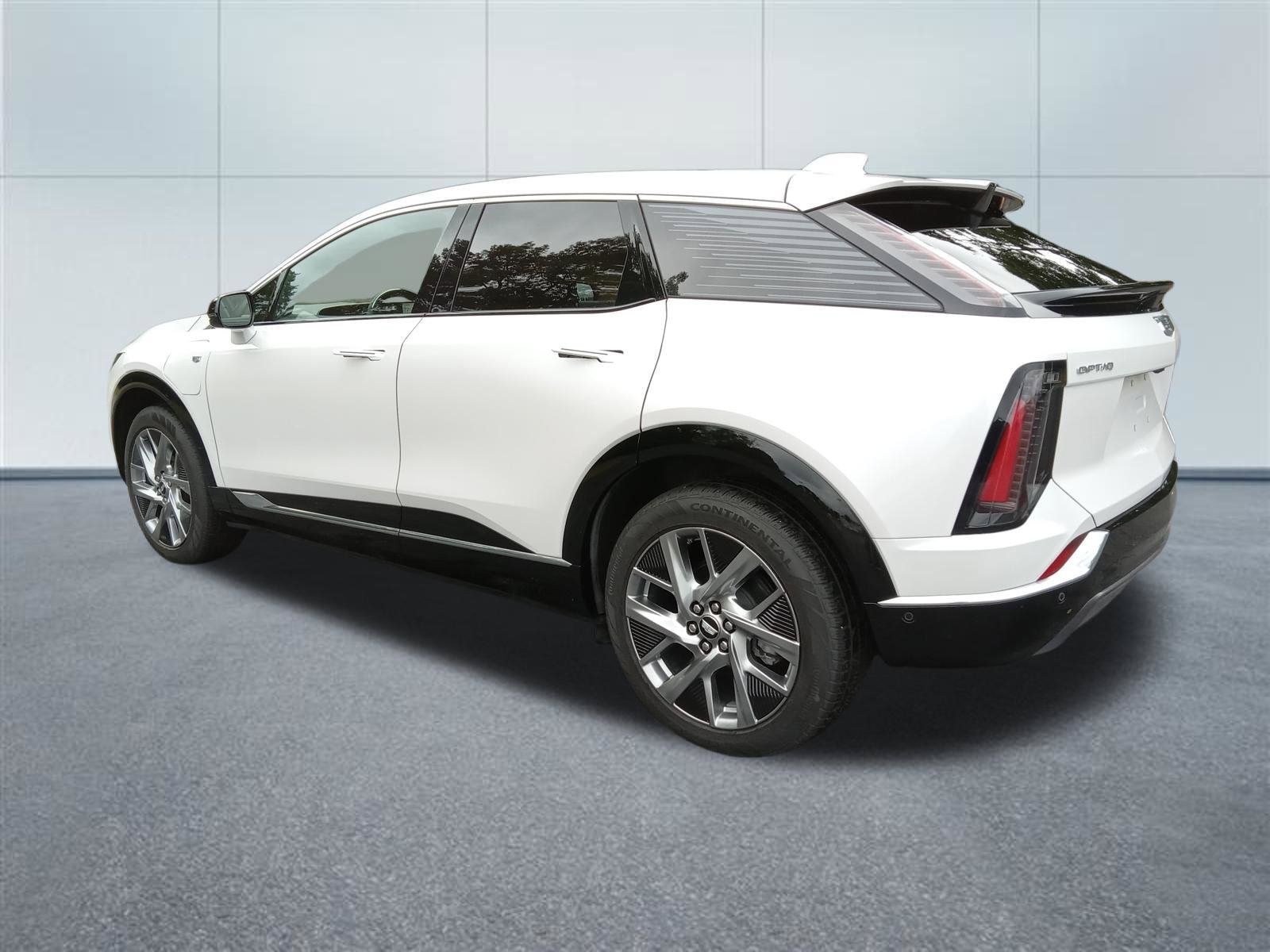 Used 2025 Cadillac Optiq Luxury 2 w/ LPO, Floor Liner Package AWD/4WD image 3