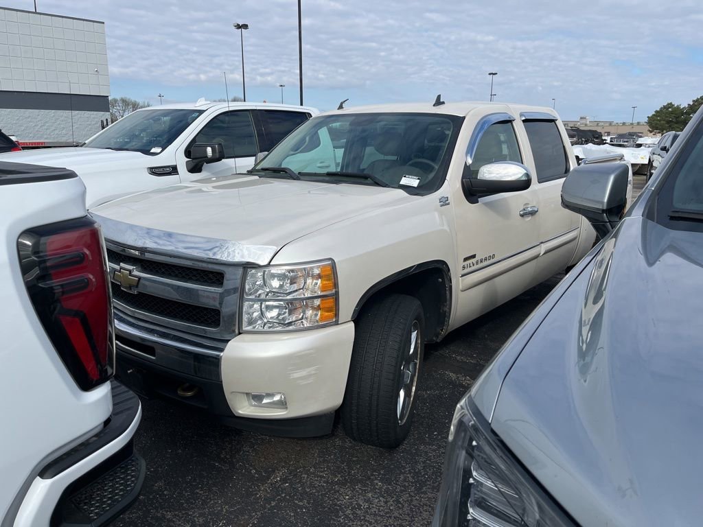 Used 2011 Chevrolet Silverado 1500 LTZ w/ LTZ White Diamond Edition AWD/4WD image 6