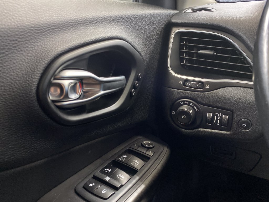 Used 2020 Jeep Cherokee Trailhawk AWD/4WD image 23