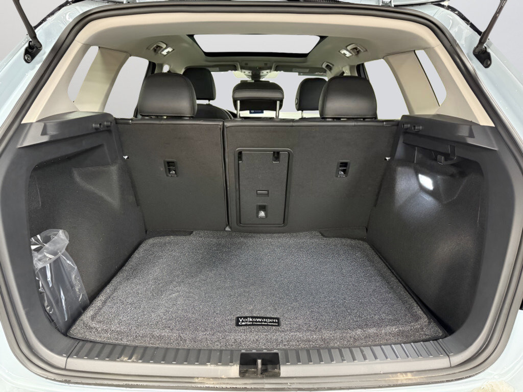 Certified 2025 Volkswagen Taos SE image 9