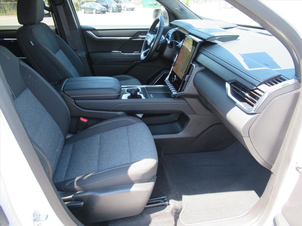 Used 2025 GMC Acadia Elevation image 10