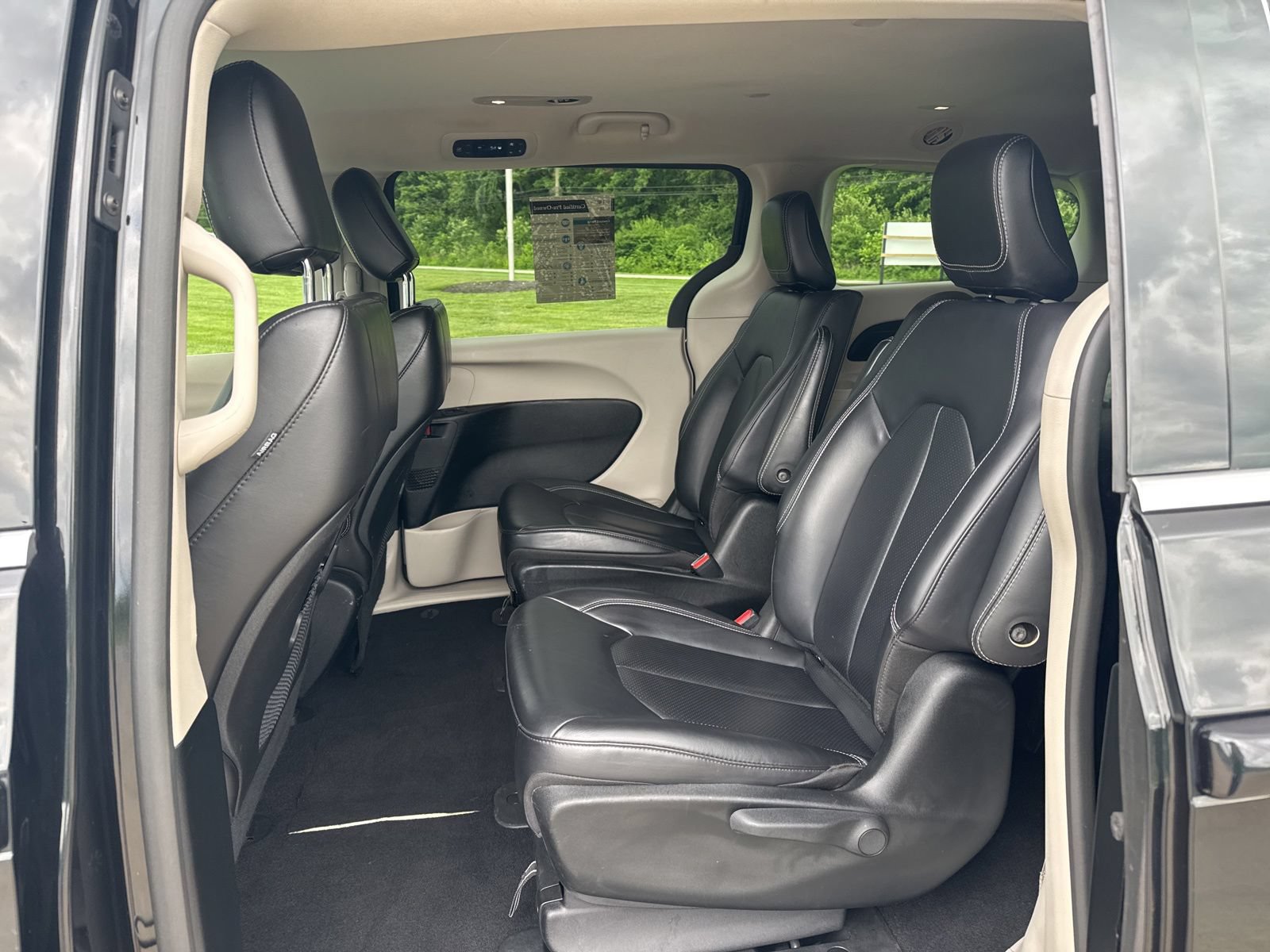 Used 2024 Chrysler Pacifica Limited FWD image 16