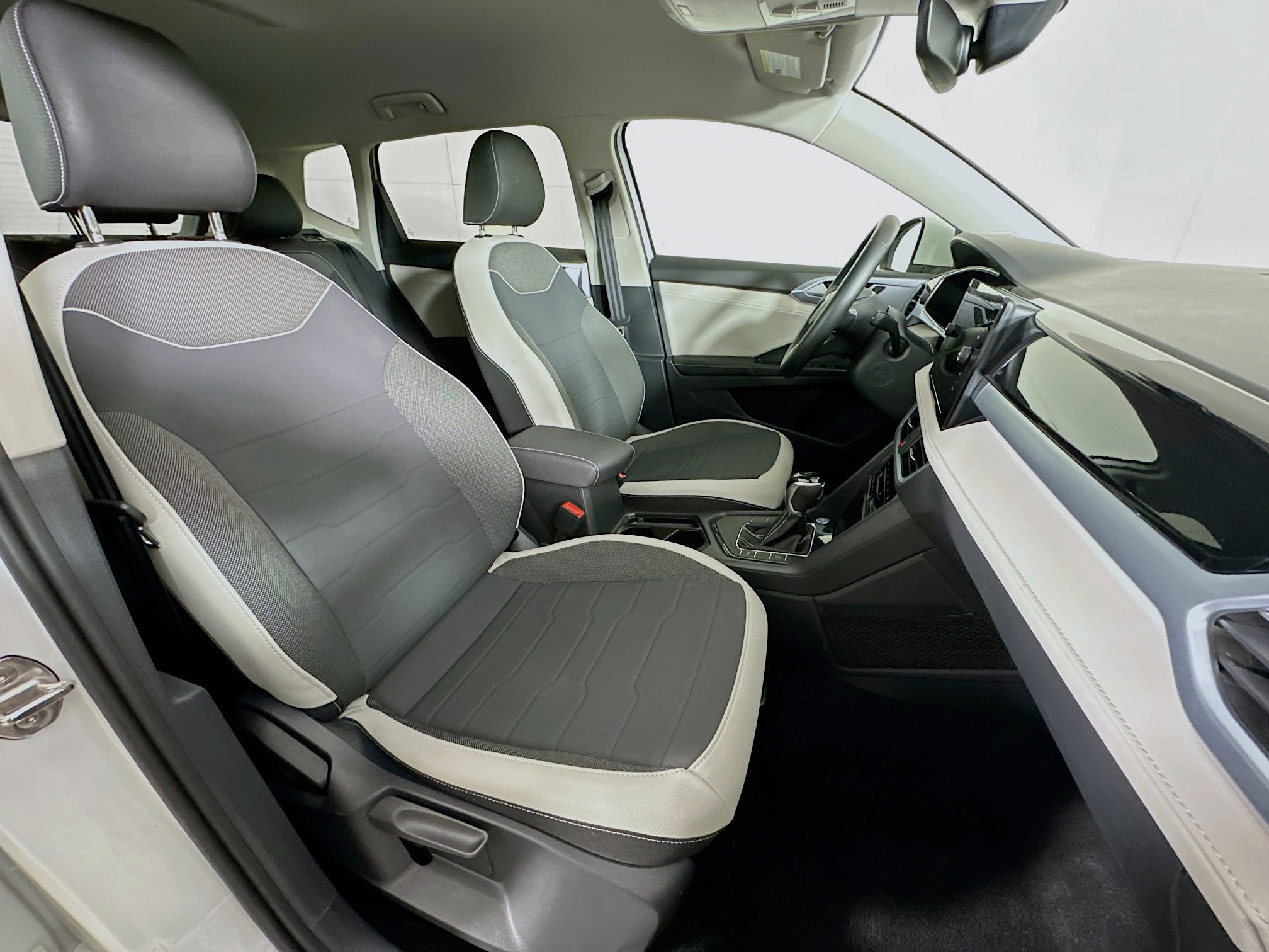 Used 2025 Volkswagen Taos SE FWD image 29