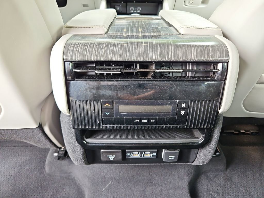 Used 2024 Jeep Wagoneer L Series II image 32