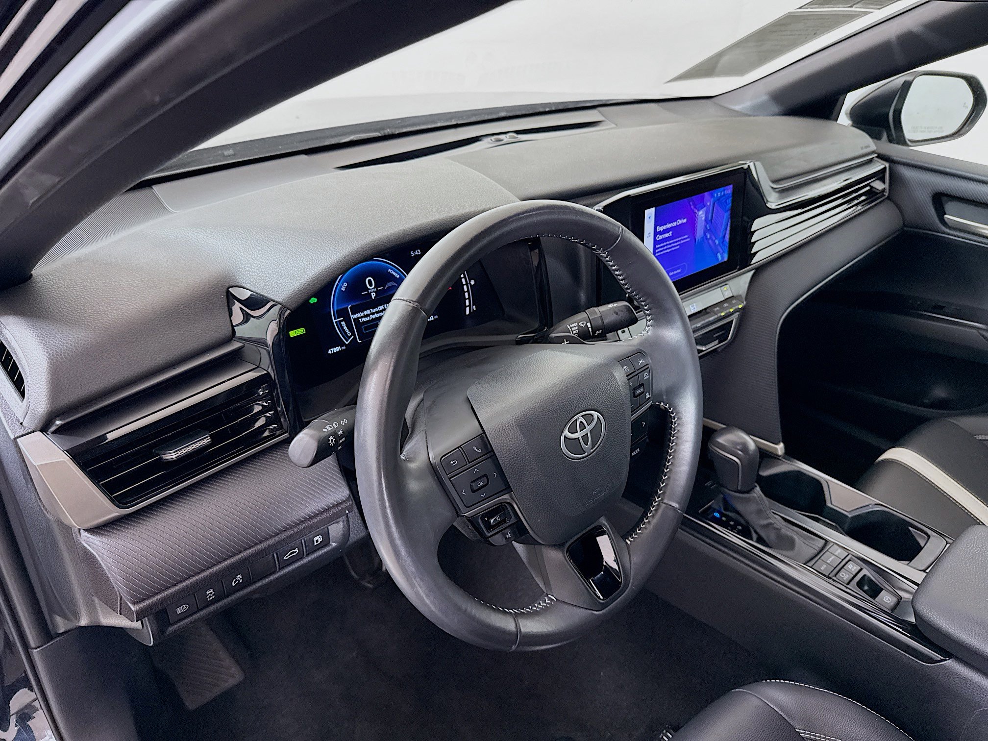 Used 2025 Toyota Camry SE FWD image 9