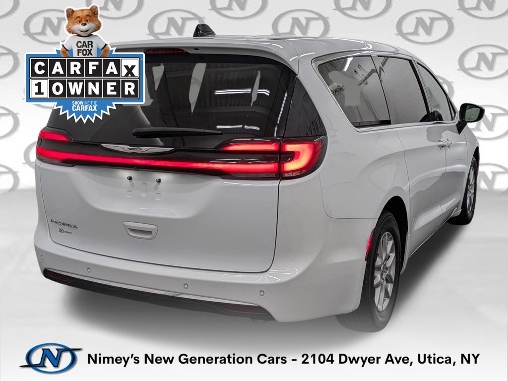 Used 2024 Chrysler Pacifica Touring-L FWD image 2