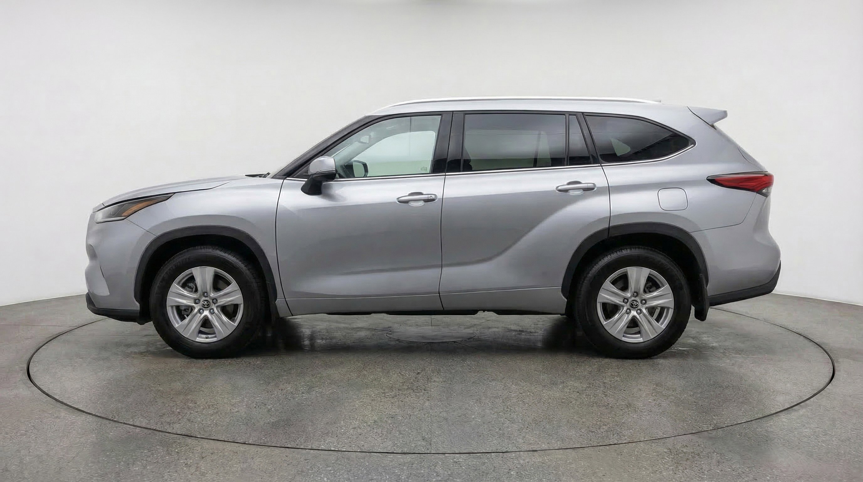 Used 2025 Toyota Highlander LE image 5