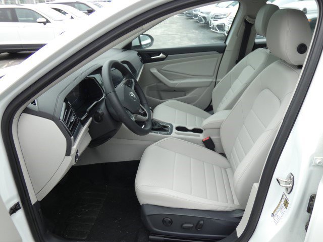 Used 2024 Volkswagen Jetta SE w/ Panoramic Sunroof Package FWD image 7