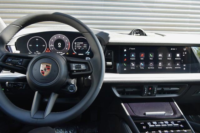 Used 2025 Porsche Cayenne Coupe AWD/4WD image 17