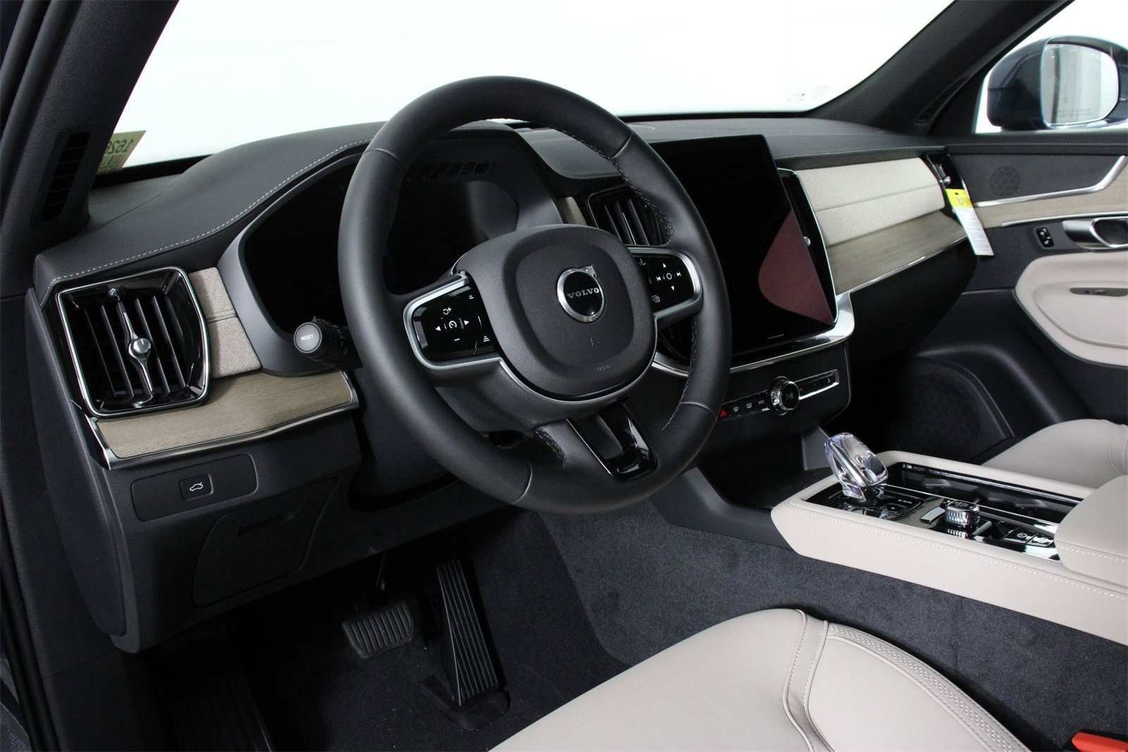 New 2026 Volvo XC90 B6 Plus w/ Protection Package image 8