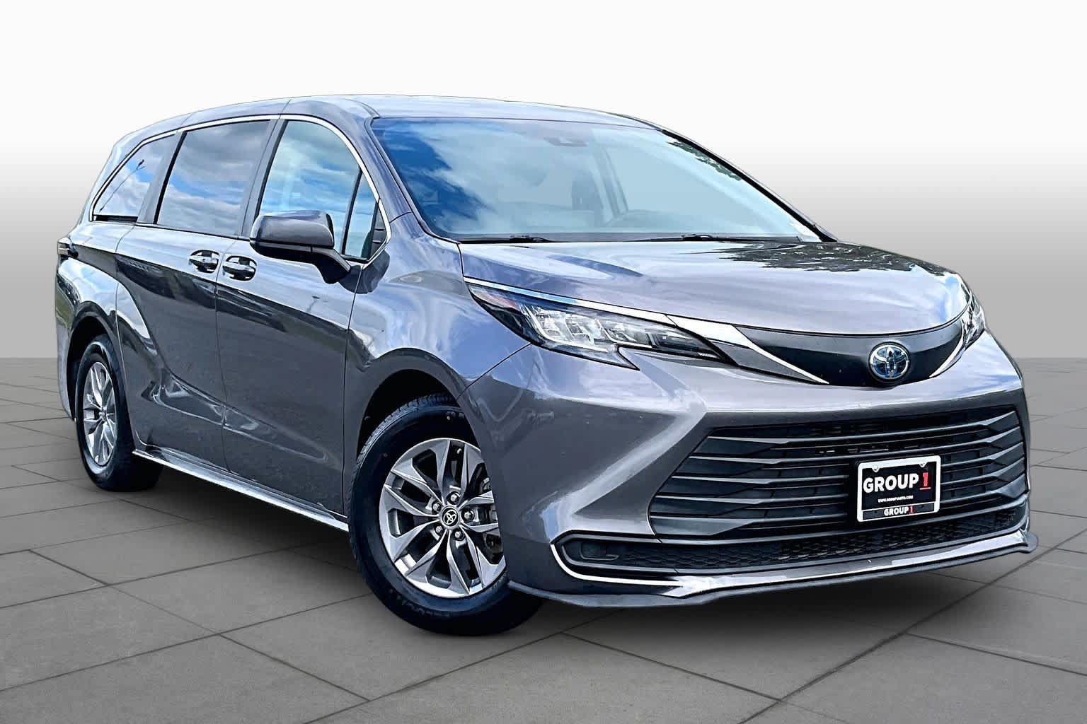 Used 2022 Toyota Sienna LE FWD image 3