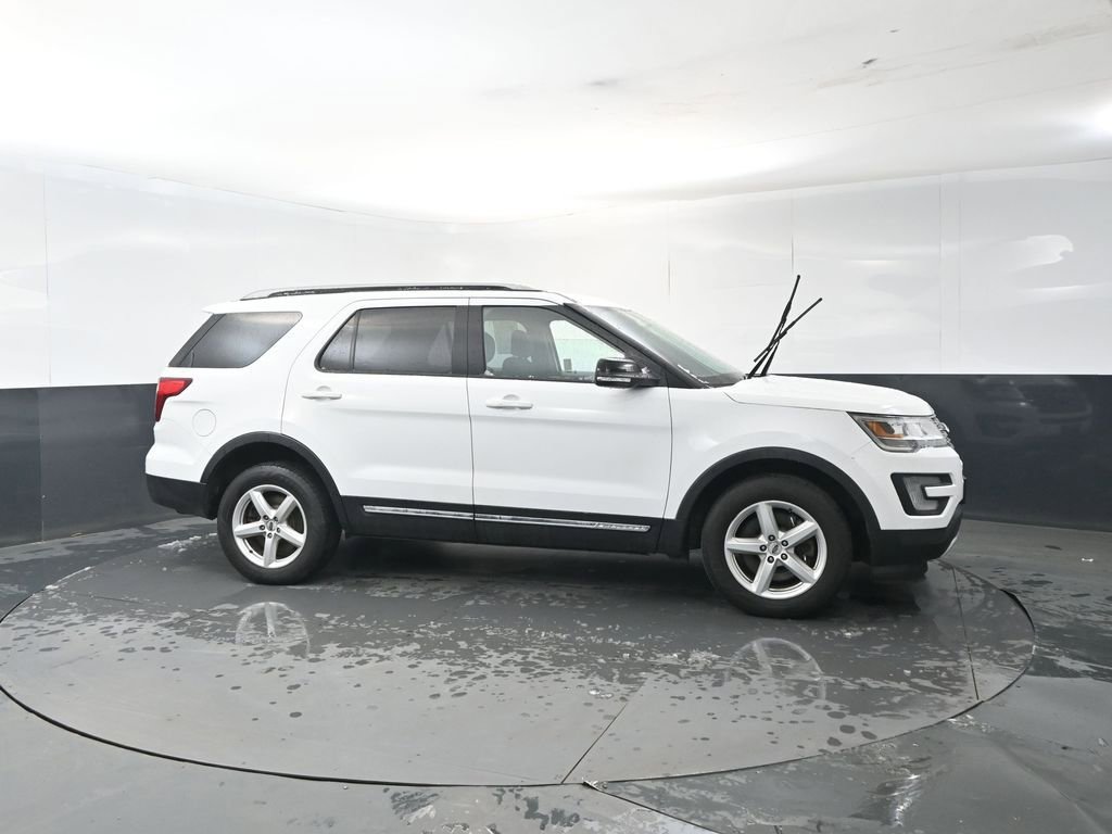 Used 2017 Ford Explorer XLT image 7
