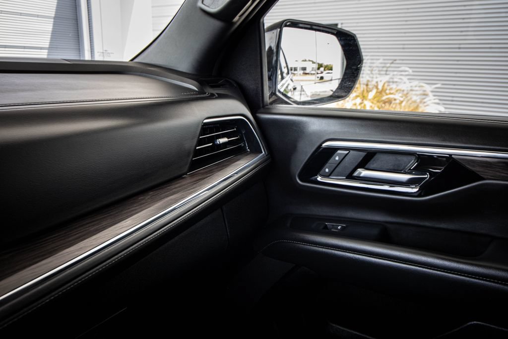 Used 2025 Chevrolet Suburban LT RWD image 30