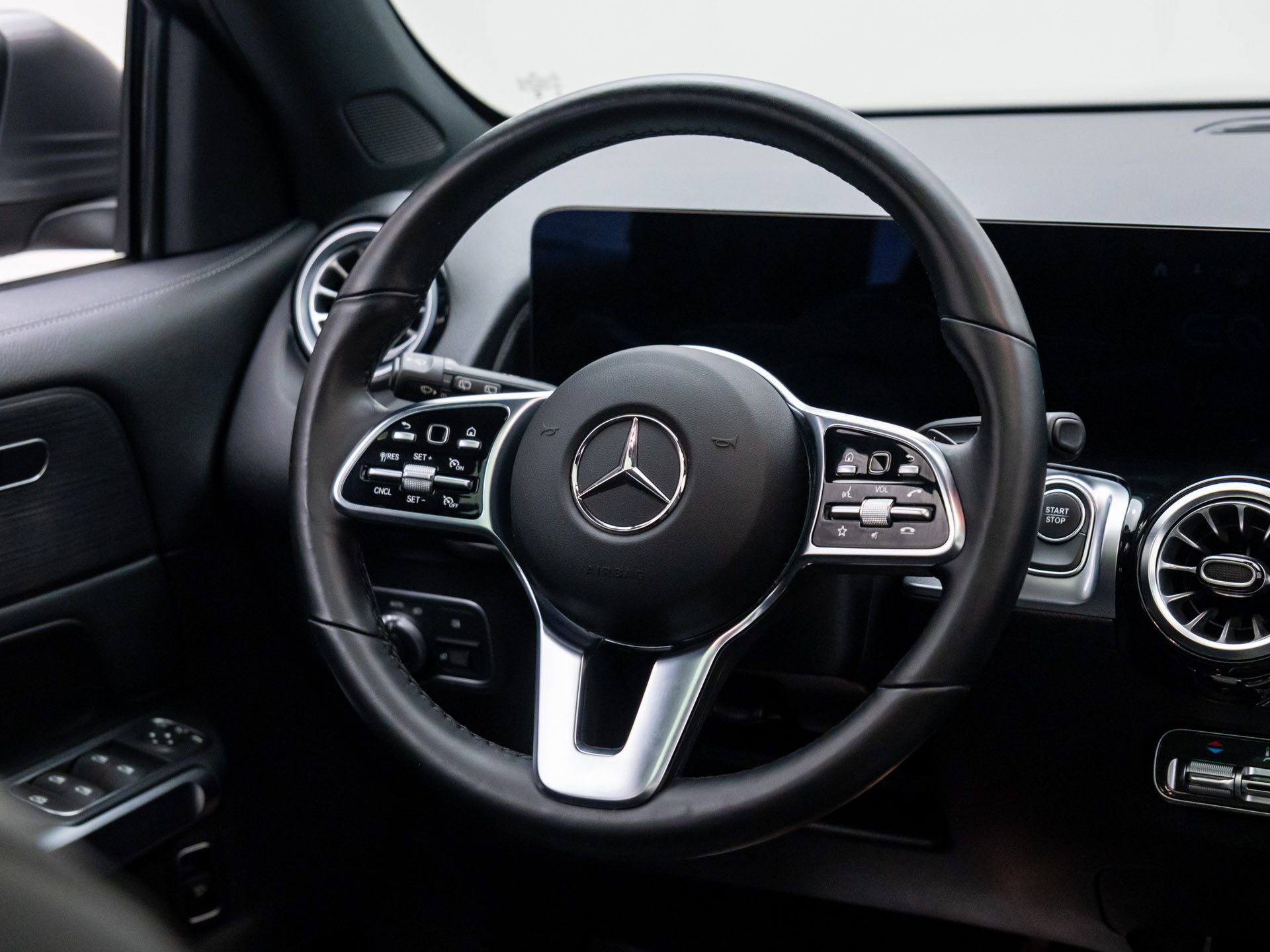 Used 2023 Mercedes-Benz EQB 300 4MATIC w/ Exclusive Package image 13