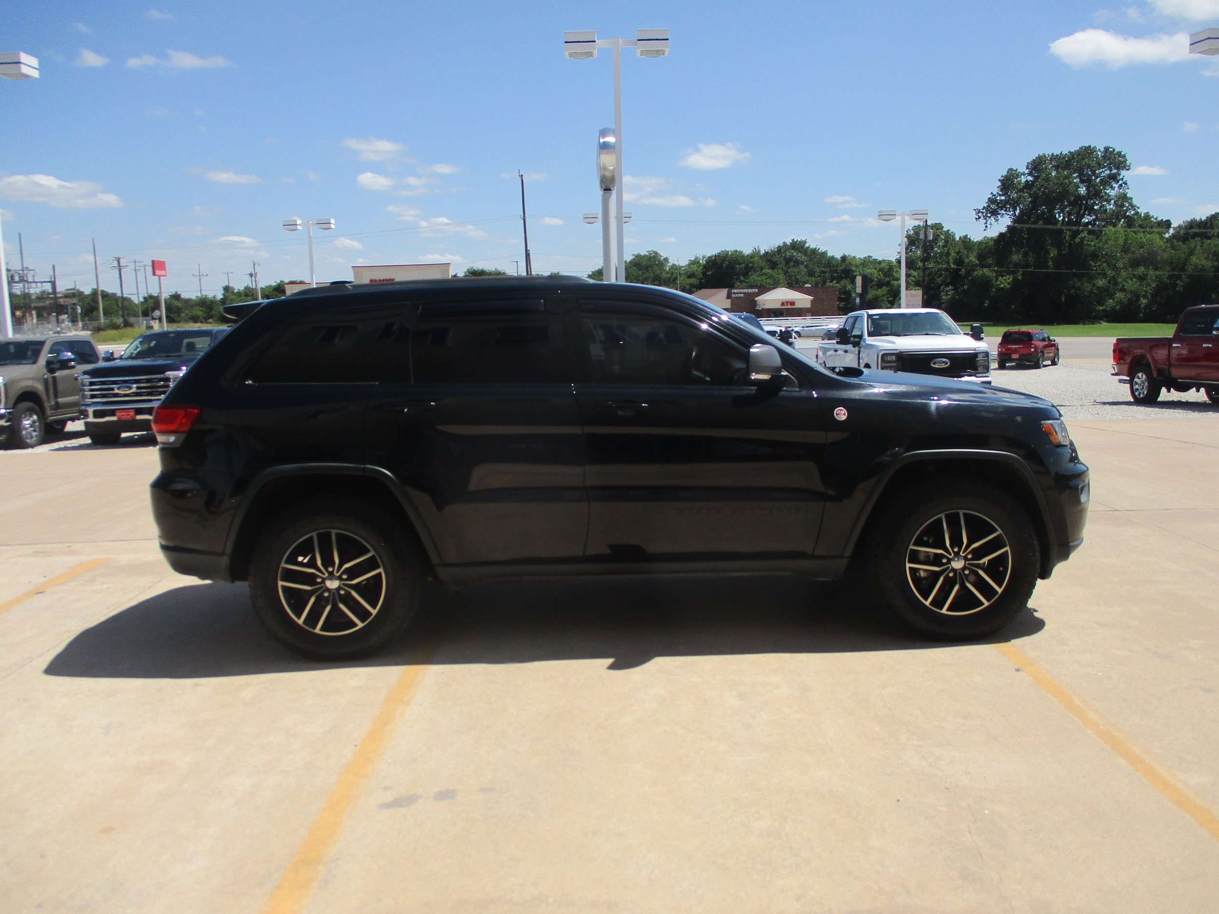 Used 2017 Jeep Grand Cherokee Trailhawk AWD/4WD image 9