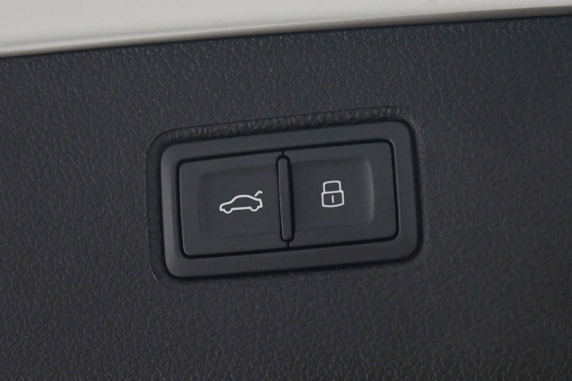 Used 2023 Bentley Bentayga Extended Wheelbase image 12